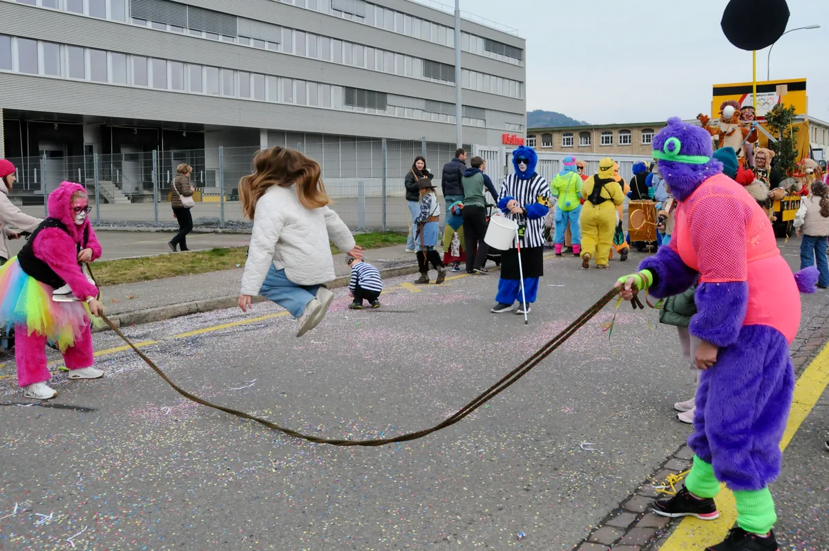 Man sieht viele Menschen an einem Fasnachtsumzug.